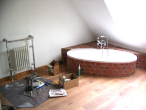 Eckbadewanne-Montage